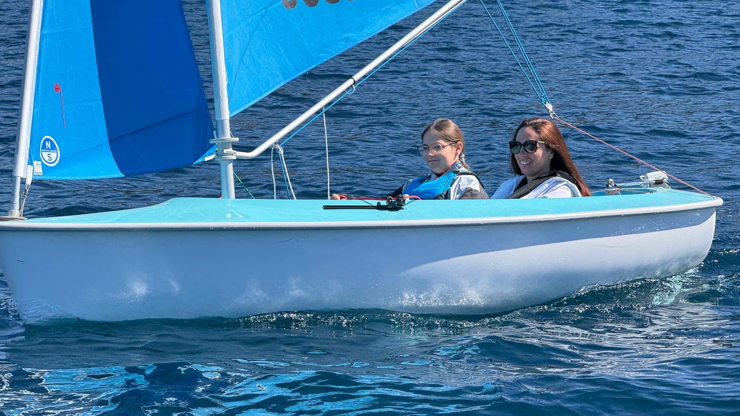 Navigation handi valide à la voile sur bateau Hansa