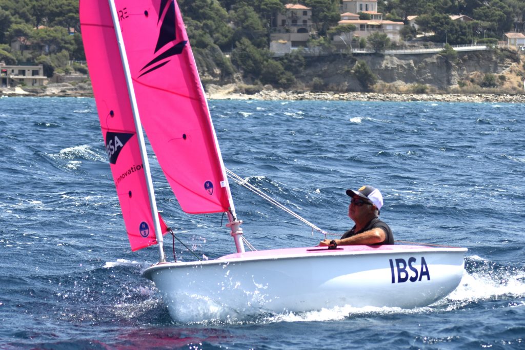 Navigation handi valide à la voile sur bateau Hansa