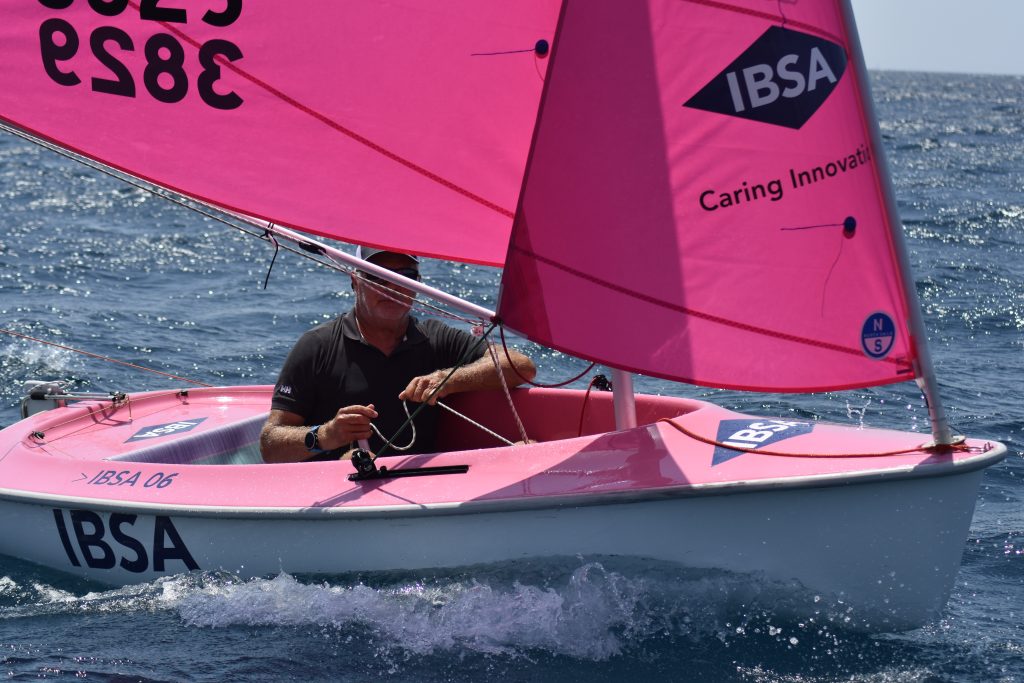 Navigation handi à la voile sur bateau Hansa